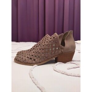 Fergalicious by Fergie shoes Booties 2" Stacked Heel Zipper Back Faux Suede 7.5
